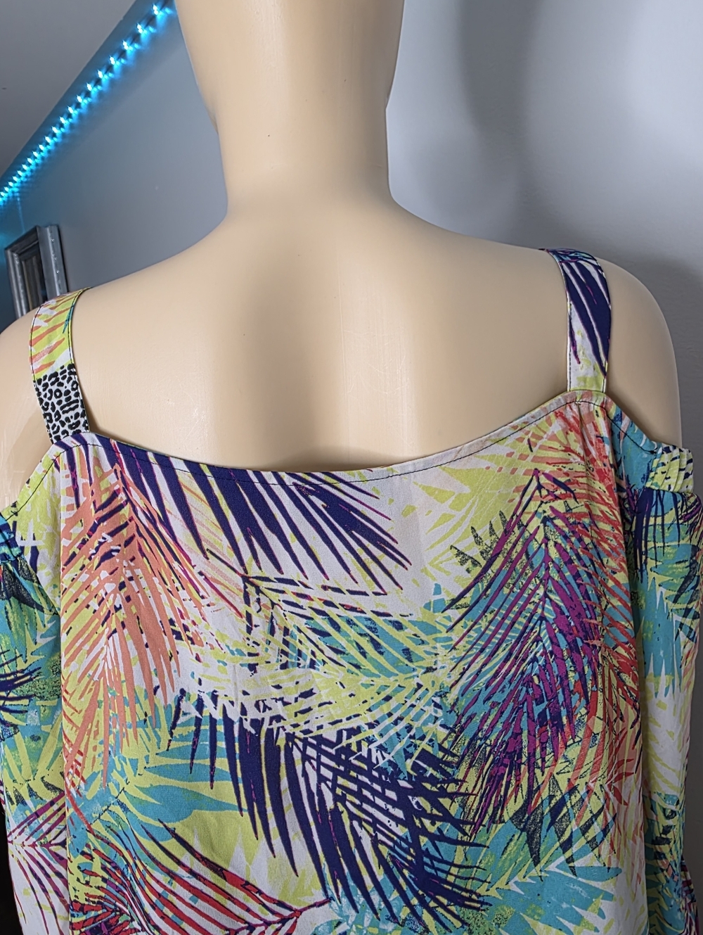 BOLD elements Multicolor Tropical Cold-Shoulder Top Size US/XL - Picture 8 of 14